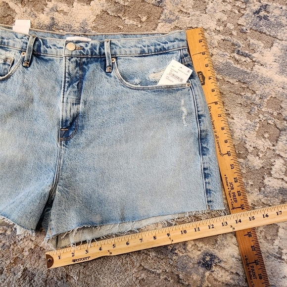 NWT Good American '90s High Waist Denim Shorts. Women's size 12. - Picture 14 of 16